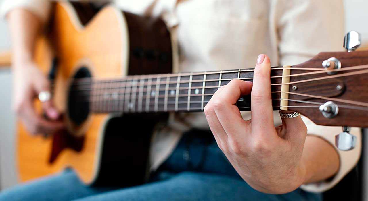 https://moraxiveluntra.shop/wp-content/uploads/2022/02/gitar-calmanin-faydalari.jpg